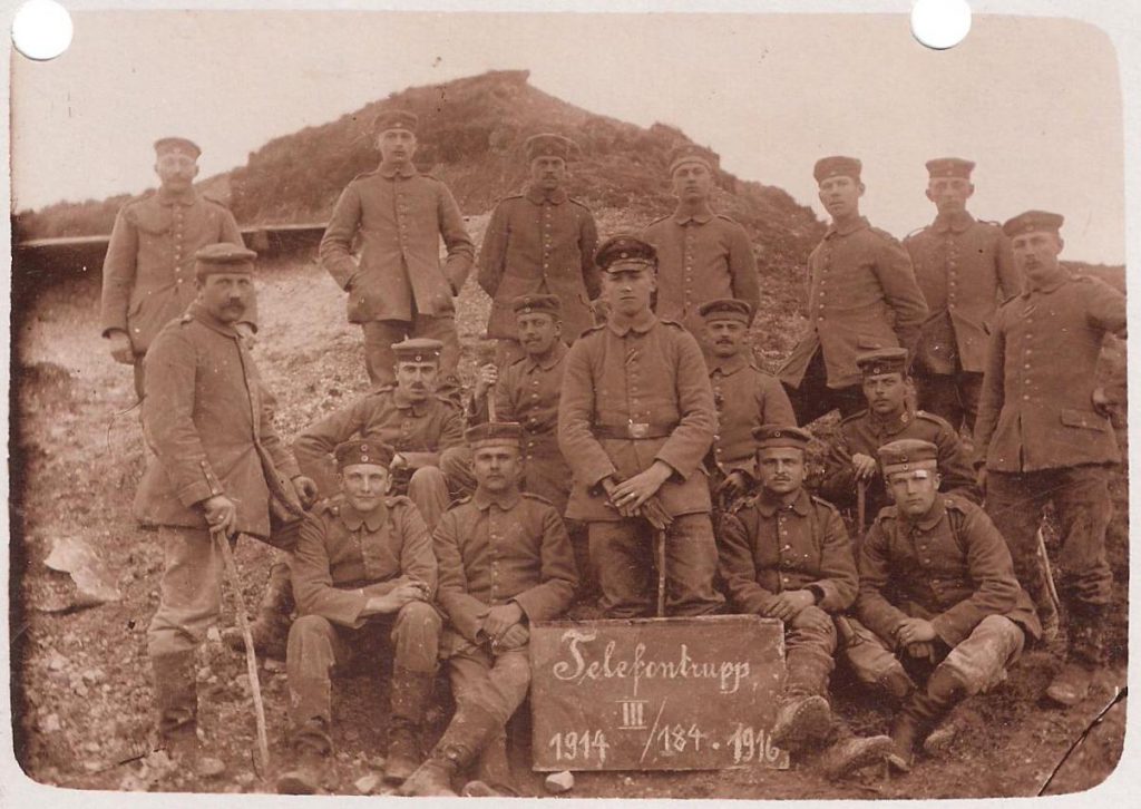Heinrich Voß (obere Reihe, 4. von links) im Telefontrupp III / 184, 17. Mai 1916