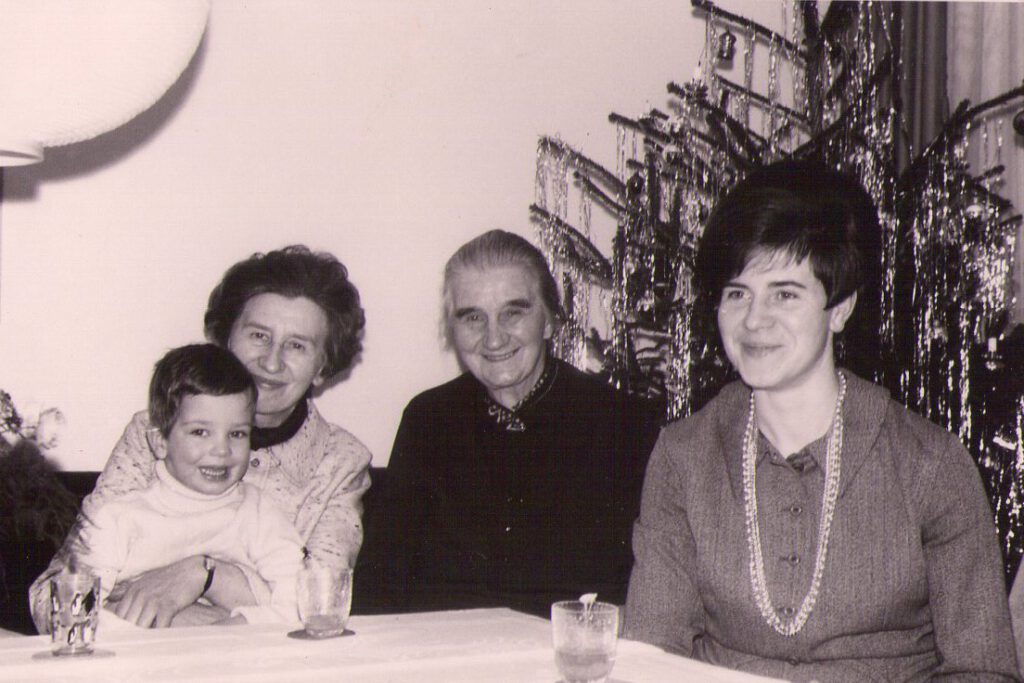 Rechts neben mir meine Oma Herta Krieger, meine Uroma Frieda Schorling und meine Mutter Brigitte Voß. Die vier Generationen fanden sich Weihnachten 1968 zusammen...